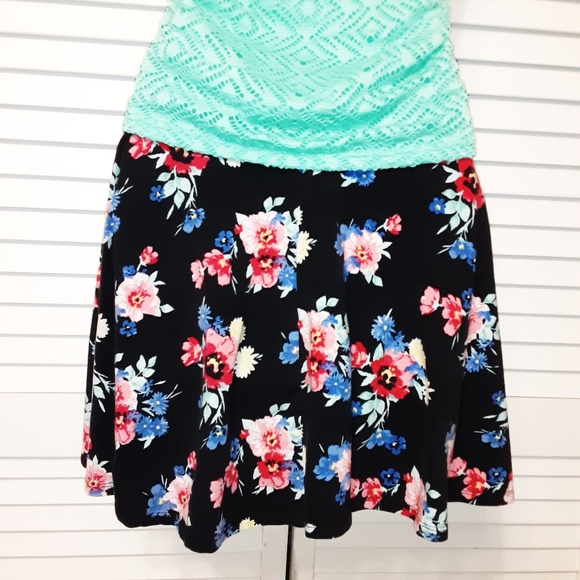 4 Panel So "Skater Skirt" Floral Small - Medium - Picture 4 of 10